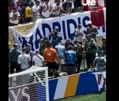 天气炎热！世俱杯半决赛场边志愿者晕倒，姆巴佩上前关心情况