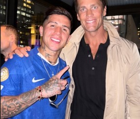 橄榄球传奇布雷迪观看世俱杯决赛，恩佐社媒晒合照：?